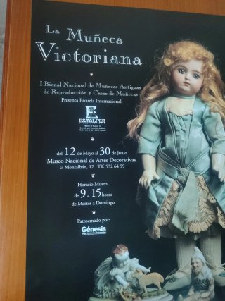Póster La Muñeca Victoriana Bienal Antiguas