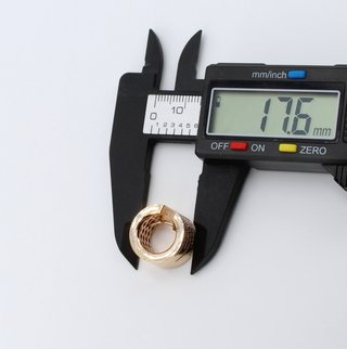 Pendiente de oro rosa de 18k. Peso: 17.37 gr.