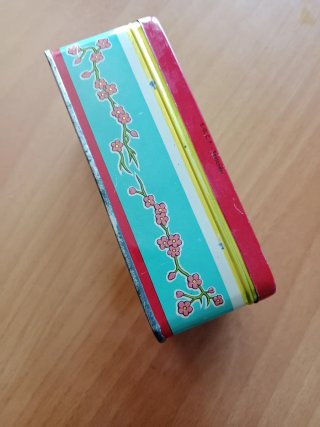 Caja antigua azafrán, etiquetas y lápices