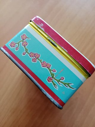 Caja antigua azafrán, etiquetas y lápices