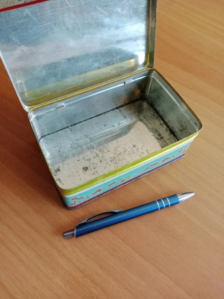 Caja antigua azafrán, etiquetas y lápices