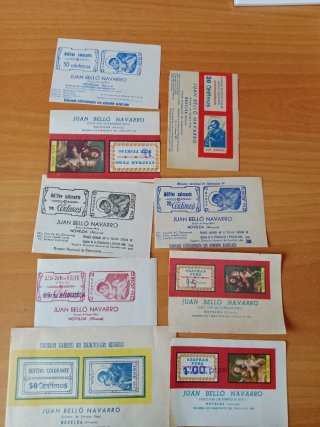 Caja antigua azafrán, etiquetas y lápices