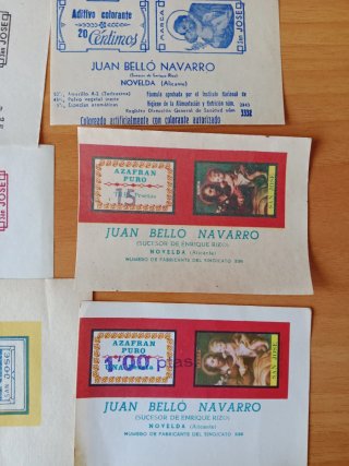 Caja antigua azafrán, etiquetas y lápices