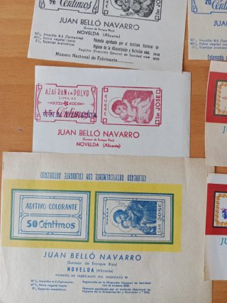 Caja antigua azafrán, etiquetas y lápices