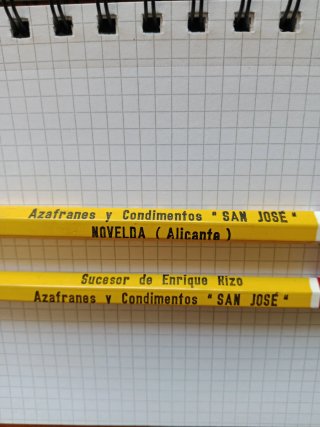 Caja antigua azafrán, etiquetas y lápices