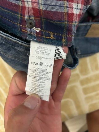 Vaqueros oscuros desgastados