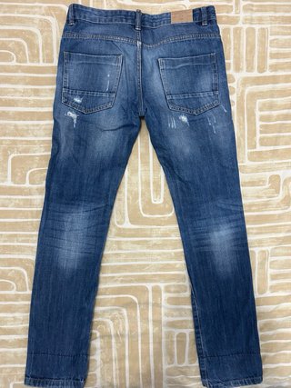 Vaqueros oscuros desgastados