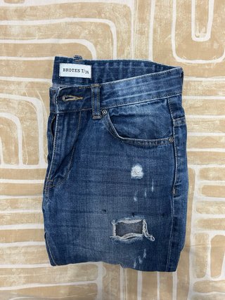 Vaqueros oscuros desgastados