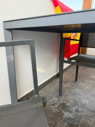 Mesa de exterior gris con 6 sillas
