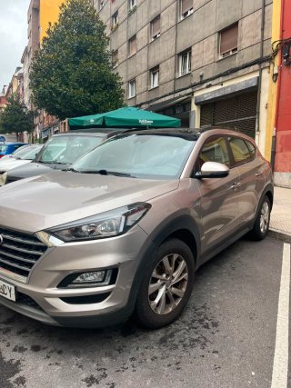 Coche Hyundai Tucson color champán.