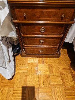Mesa de noche de madera con detalles dorados