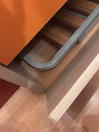 Cama alta con cajones de colores