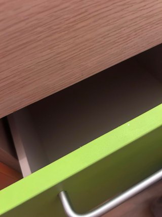 Cama alta con cajones de colores