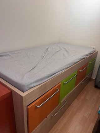 Cama alta con cajones de colores