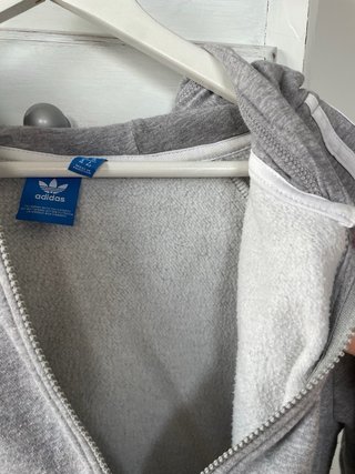 Chaqueta Adidas cropped gris