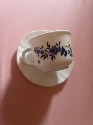 Juego de 5 tazas de porcelana con sus platos