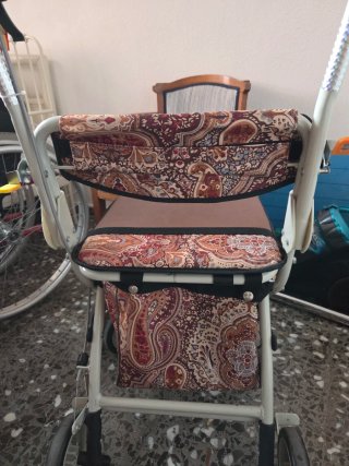Andador con asiento y cesta