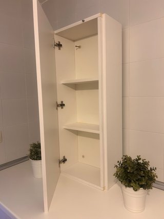 Mueble de baño alto blanco y azul