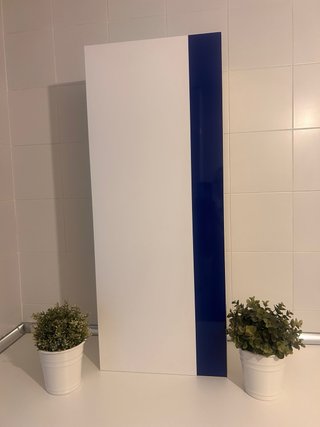 Mueble de baño alto blanco y azul