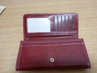 Monedero rojo con detalle floral