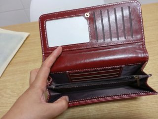 Monedero rojo con detalle floral