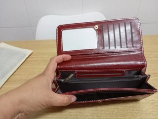 Monedero rojo con detalle floral