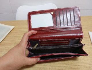 Monedero rojo con detalle floral