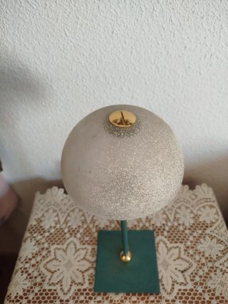 Lámpara de mesa verde y dorada