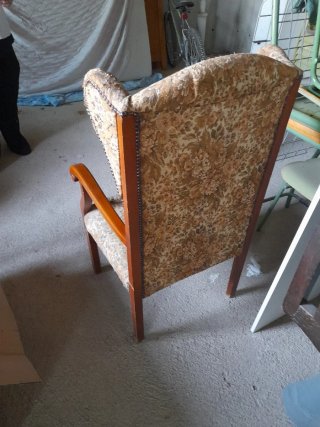 Sillón orejero tapizado floral
