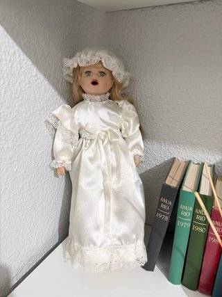 Muñeca antigua de porcelana vestida de novia