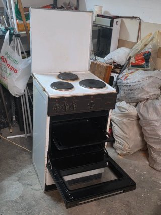 Cocina eléctrica con horno marca Corbero.