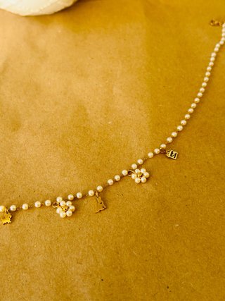 Collana Girocollo di Perline con Ciondoli Dorati