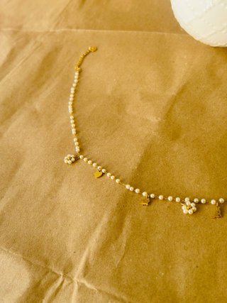 Collana Girocollo di Perline con Ciondoli Dorati