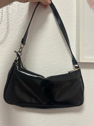 Bolso de hombro negro con hebillas