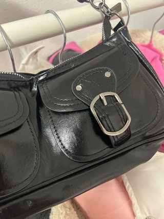 Bolso de hombro negro con hebillas