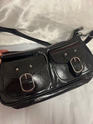 Bolso de hombro negro con hebillas