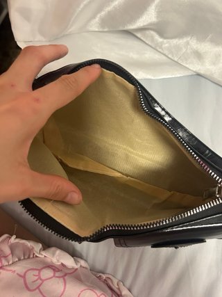 Bolso de hombro negro con hebillas