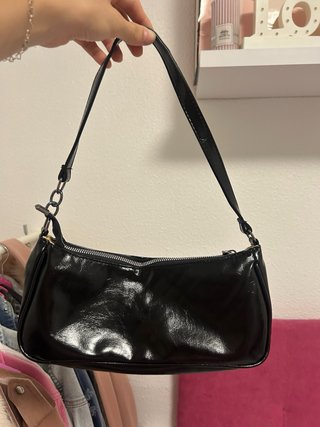 Bolso de hombro negro con hebillas