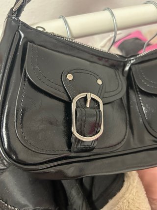 Bolso de hombro negro con hebillas
