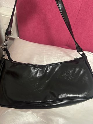 Bolso de hombro negro con hebillas