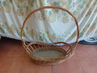 Cesta de mimbre con asa