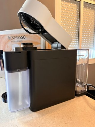 Cafetera Nespresso Vertuo Lattissima