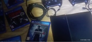 PS4 con 2 mandos y 13 juegos