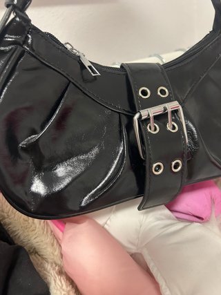 Bolso de hombro negro con hebilla