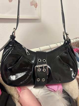 Bolso de hombro negro con hebilla