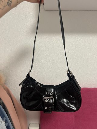 Bolso de hombro negro con hebilla