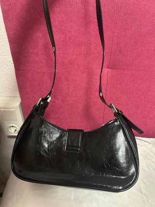 Bolso de hombro negro con hebilla