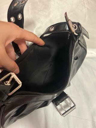 Bolso de hombro negro con hebilla