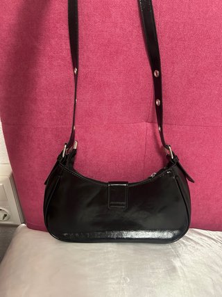 Bolso de hombro negro con hebilla