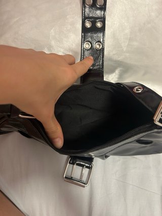 Bolso de hombro negro con hebilla